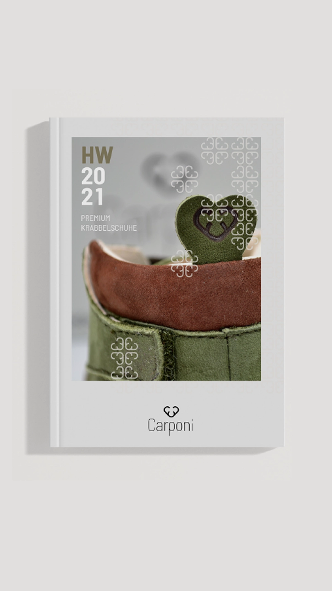 Titelseite des Carponi-Katalogs HW 2021 für Premium-Krabbel­schuhe mit Nahaufnahme eines grün-braunen Kinderschuhs und wiederkehrendem Herzsymbol aus dem Marken-C – Branding und Gestaltung von R211