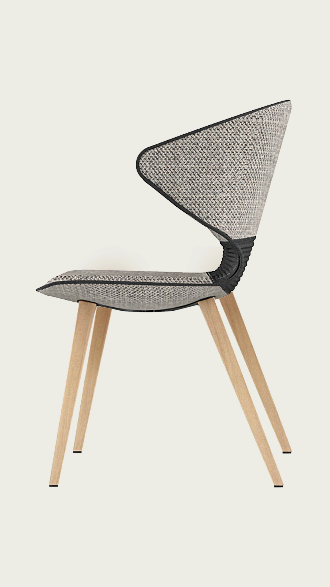 Moderner Designerstuhl der Marke hülsta mit gewebtem Bezug und Holzbeinen – Produktfoto für Markenrelaunch