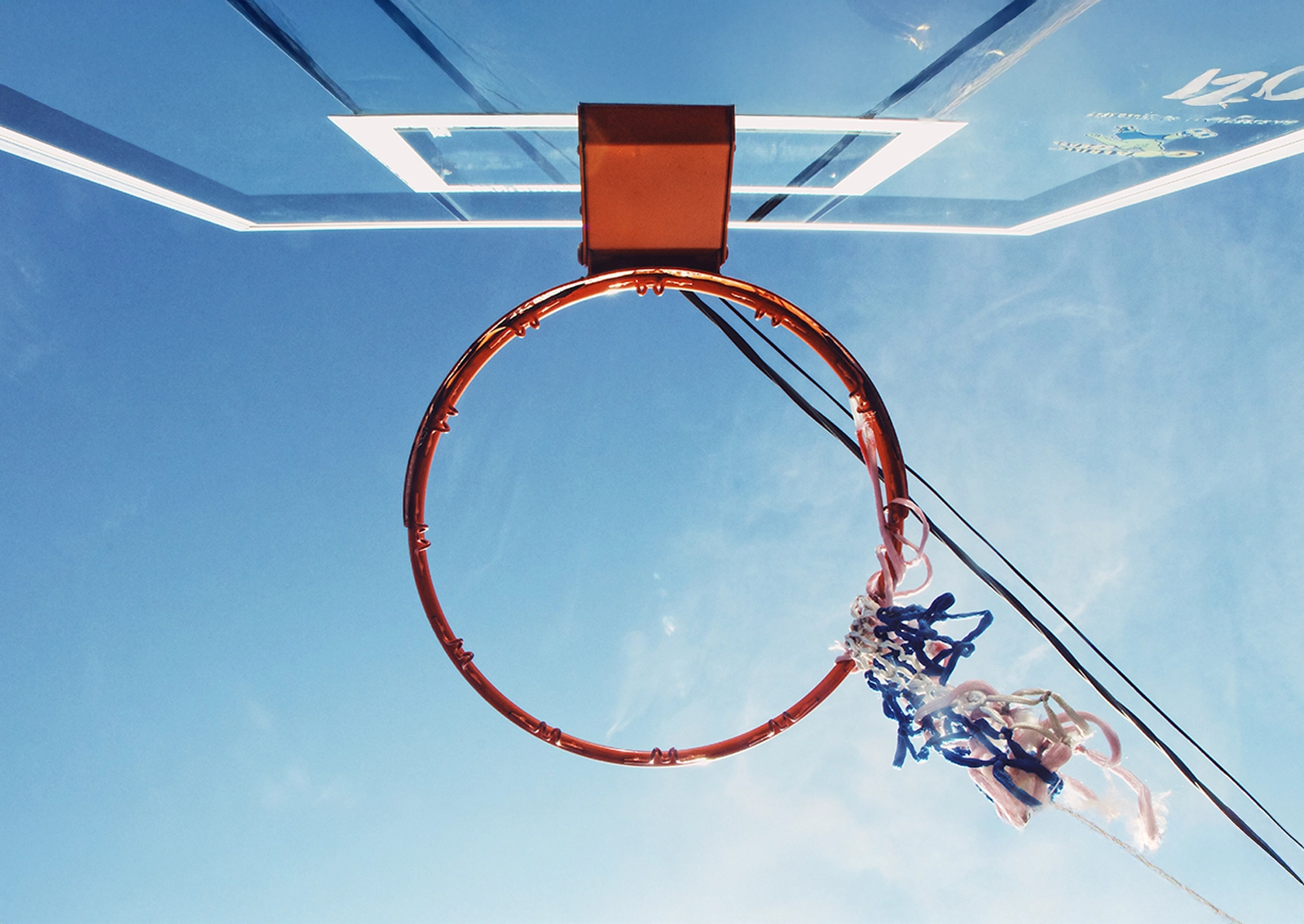 Symbolische Aufnahme eines Basketballkorbs von unten, im Kontext eines Workshops zum Thema Creative Brief – als visuelles Motiv für Zielorientierung und Treffsicherheit im Kreativprozess.