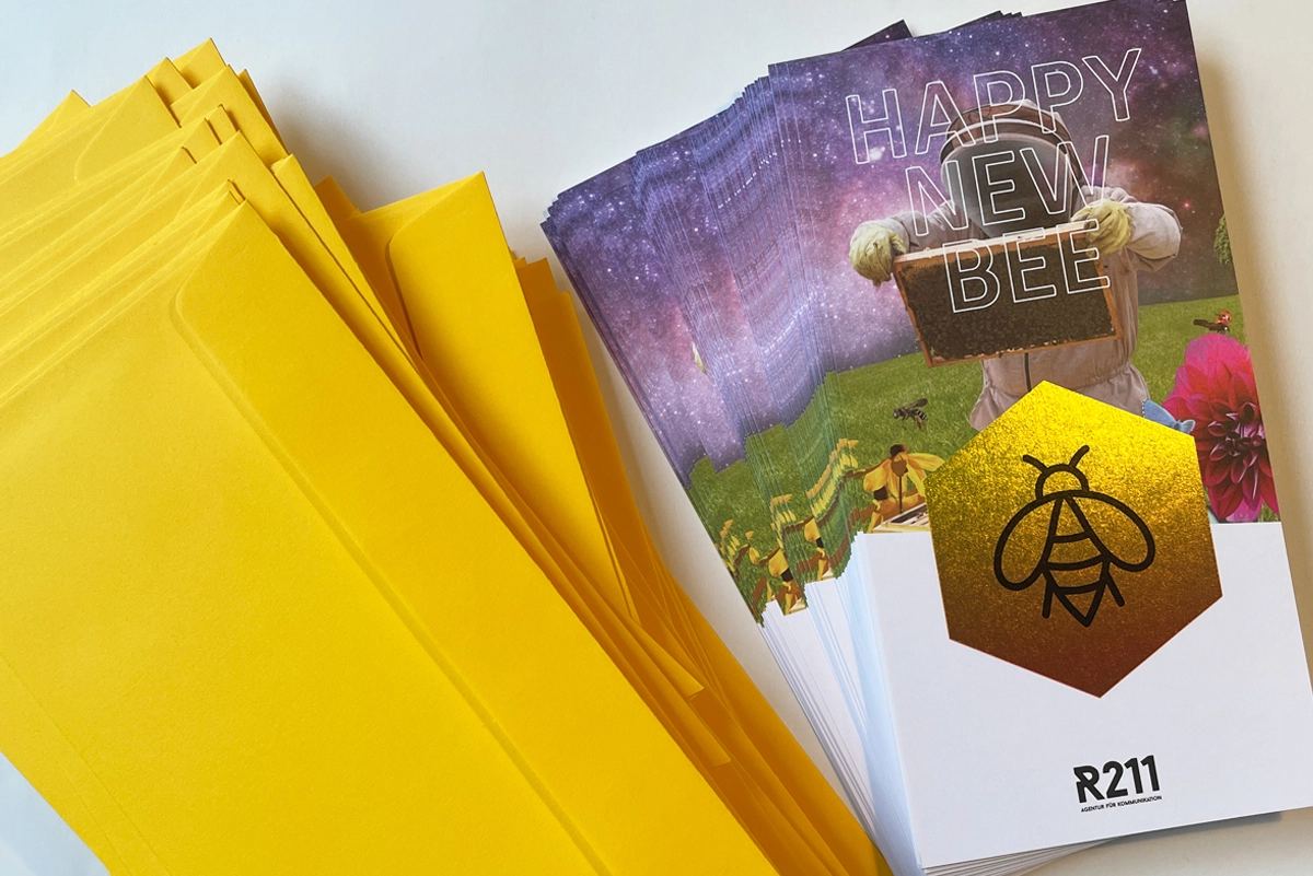 New Year's card of the Happy New Bee website – including a visual with a beekeeper in space and flying bees. An in-house project by the R211 agency as part of the annual fundraising campaign for regional nature conservation projects.