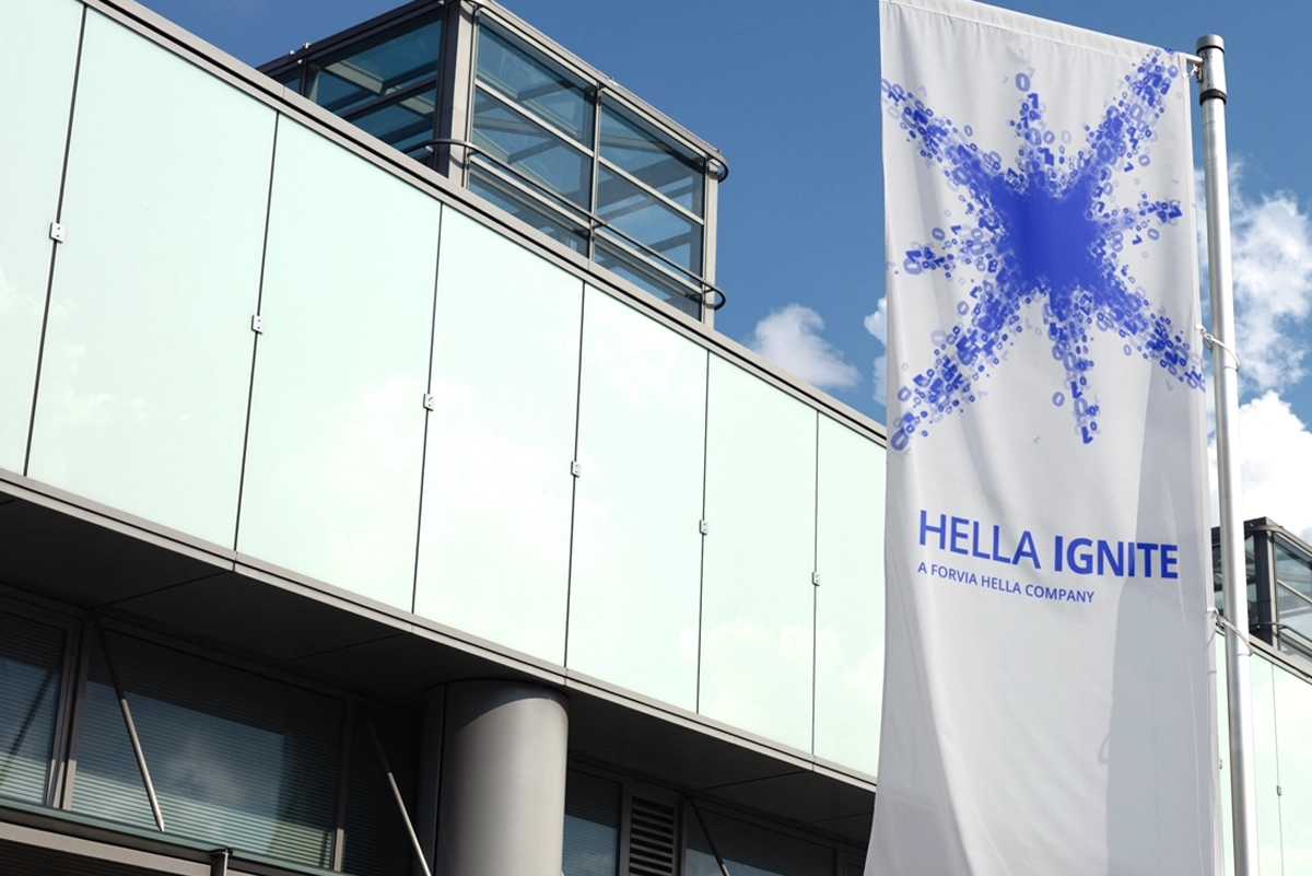 Outdoor shot of a flag with the new logo and visual of Hella Ignite – as a visible element of the Rebranding in the outdoor area