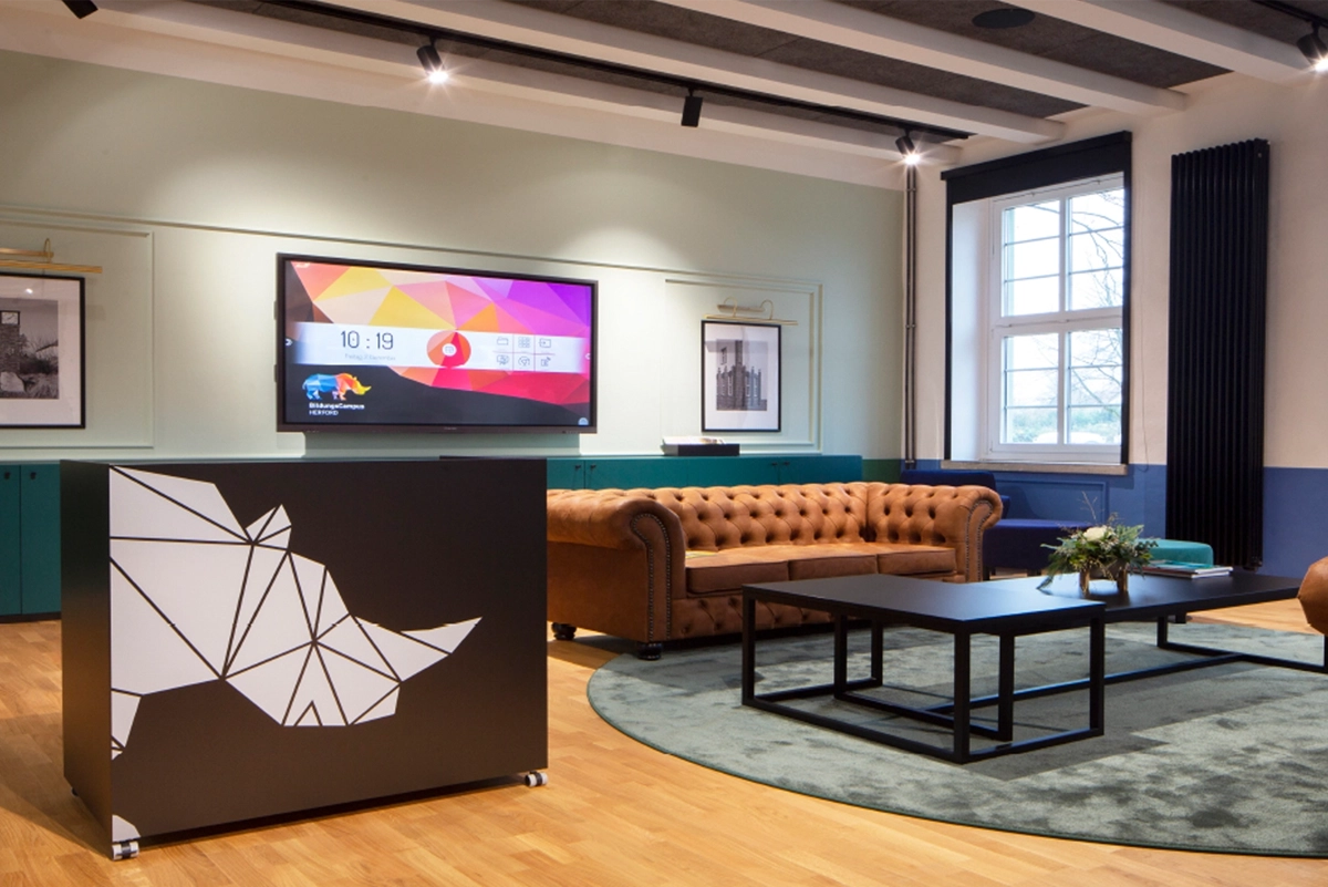 Innenaufnahme der Lounge auf dem BildungsCampus Herford der SEH mit Branding. Konzeption durch R211-Agentur.