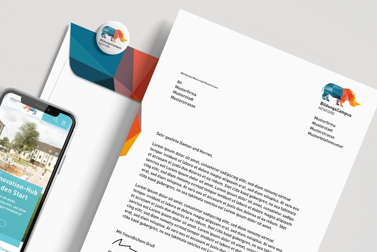 Ansicht der Geschäftsausstattung für den SEH BildungsCampus Herford – mit Fokus auf Briefpapier, Visitenkarten und Umschlägen.