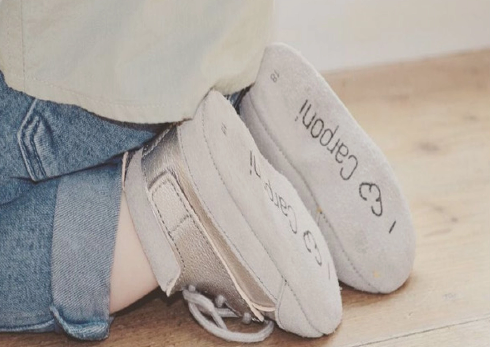 A shot of a crawling baby, in which the soles of the Carponi shoes are visible – with easily recognisable logo elements: lettering and icon. Design by R211 agency.