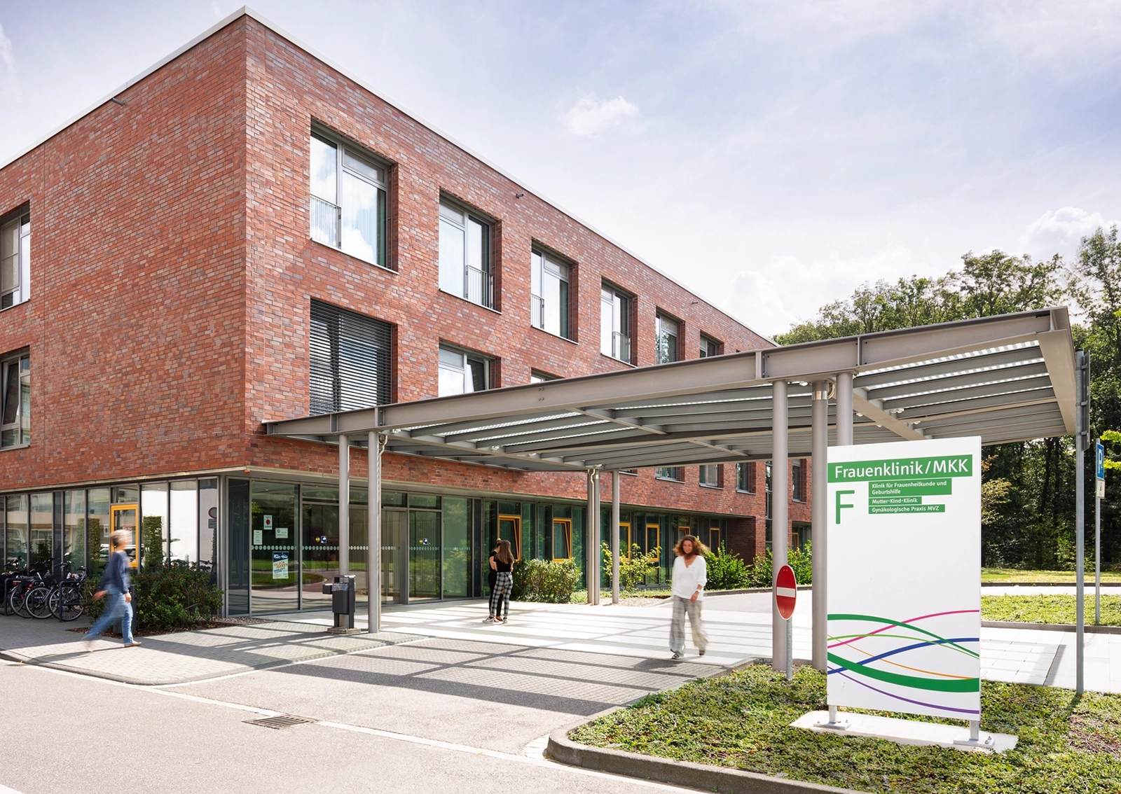 Exterior shot of the Gynaecological Clinic of the Mönchengladbach Municipal Hospitals with clearly visible building lettering and signage. Concept and implementation by the R211 Agency.