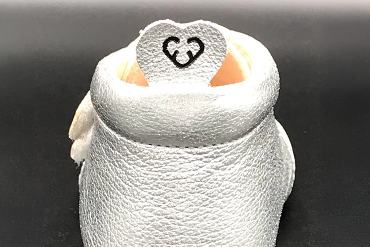 Detailed view of a Carponi crawling shoe with a logo applied to the rear shoe flap – as a brand-defining element in product design.