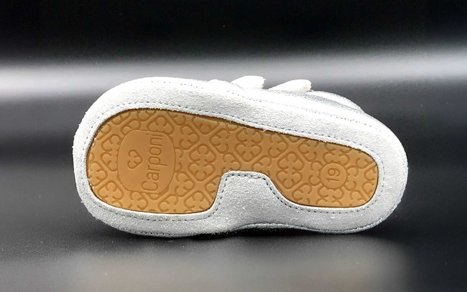 Close-up of a Carponi shoe sole with a stamped logo – as an example of brand-typical details in product design. Design by R211 agency.