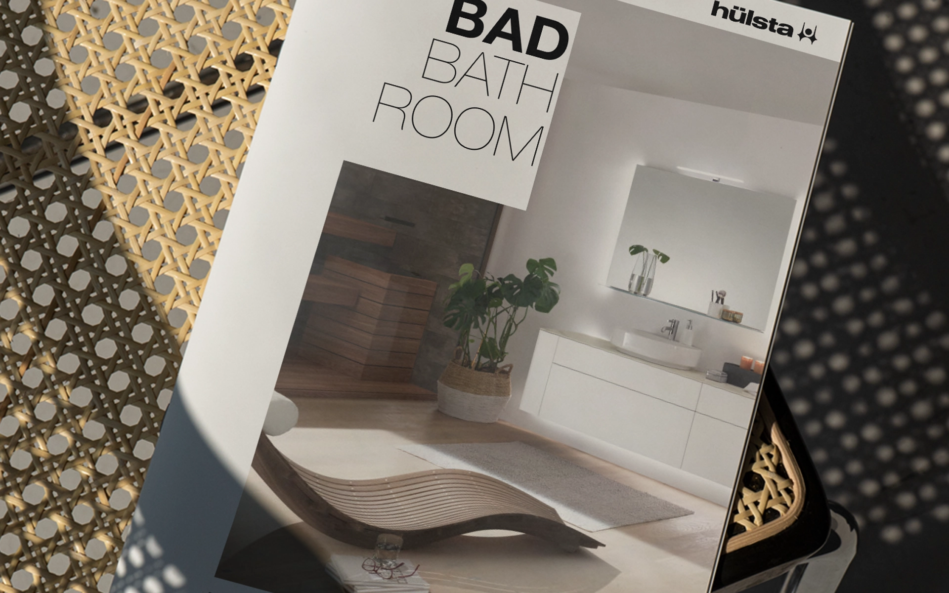 Nahaufnahme eines neu konzipierten und gestalteten Bad-Katalogs für hülsta. Gestaltung und Umsetzung durch R211-Agentur.