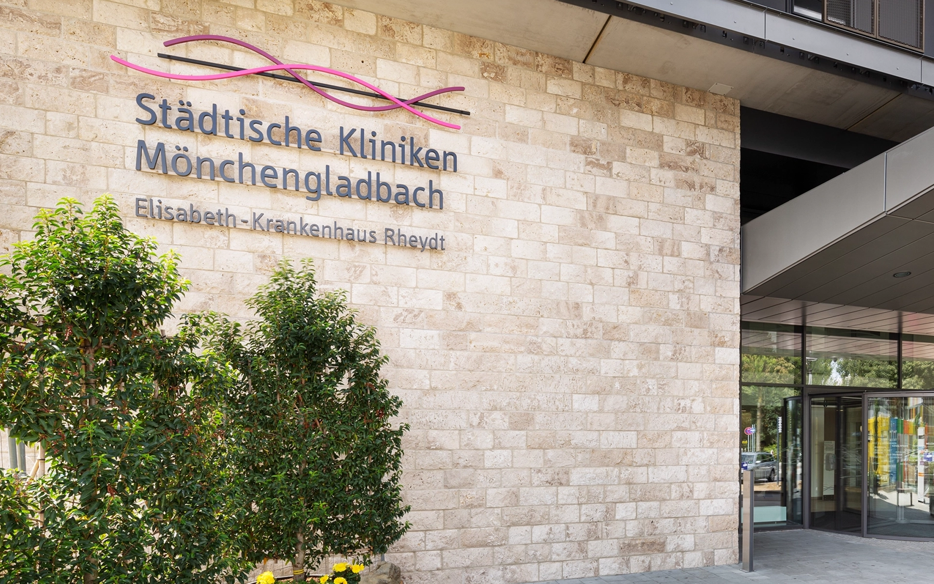 The entrance area of the Mönchengladbach Municipal Hospital features prominent, three-dimensional lettering on the wall. The lettering was designed and implemented by the R211 agency.