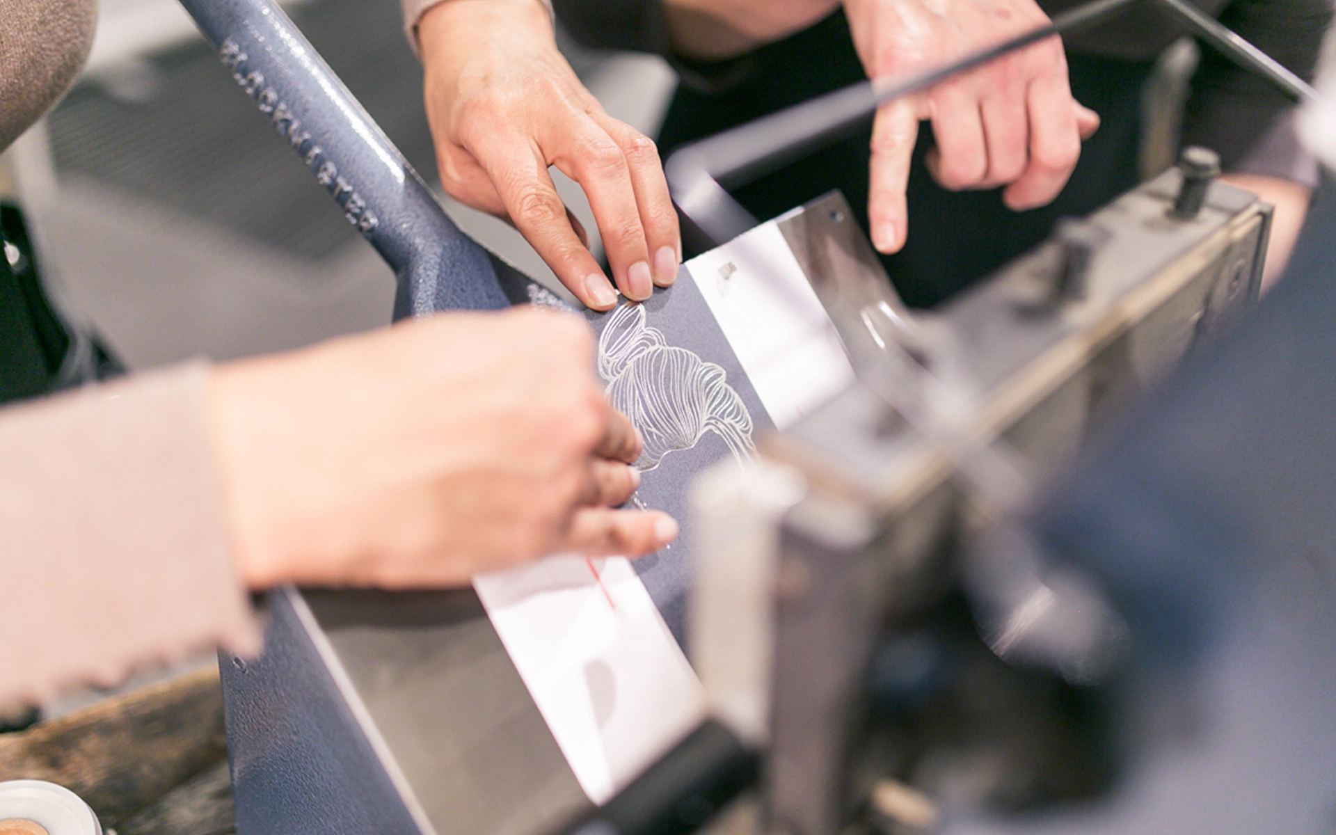 Image from the Paper Playground Event by Freytag & Petersen (Igepa Group), where an event visitor embosses a motif on a hot foil stamping machine.