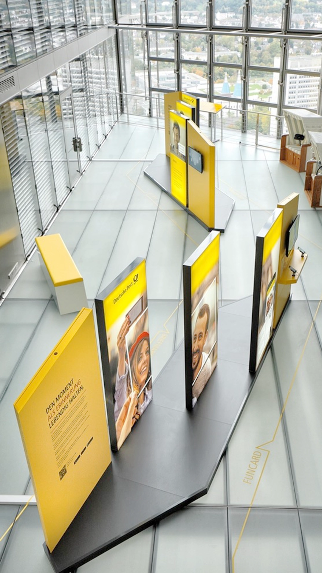 Ausstellungskonzeption für die Ausstellung Level 3.0 im Deutsche Post DHL Tower in Bonn, Moduares System von Medien-Stationen