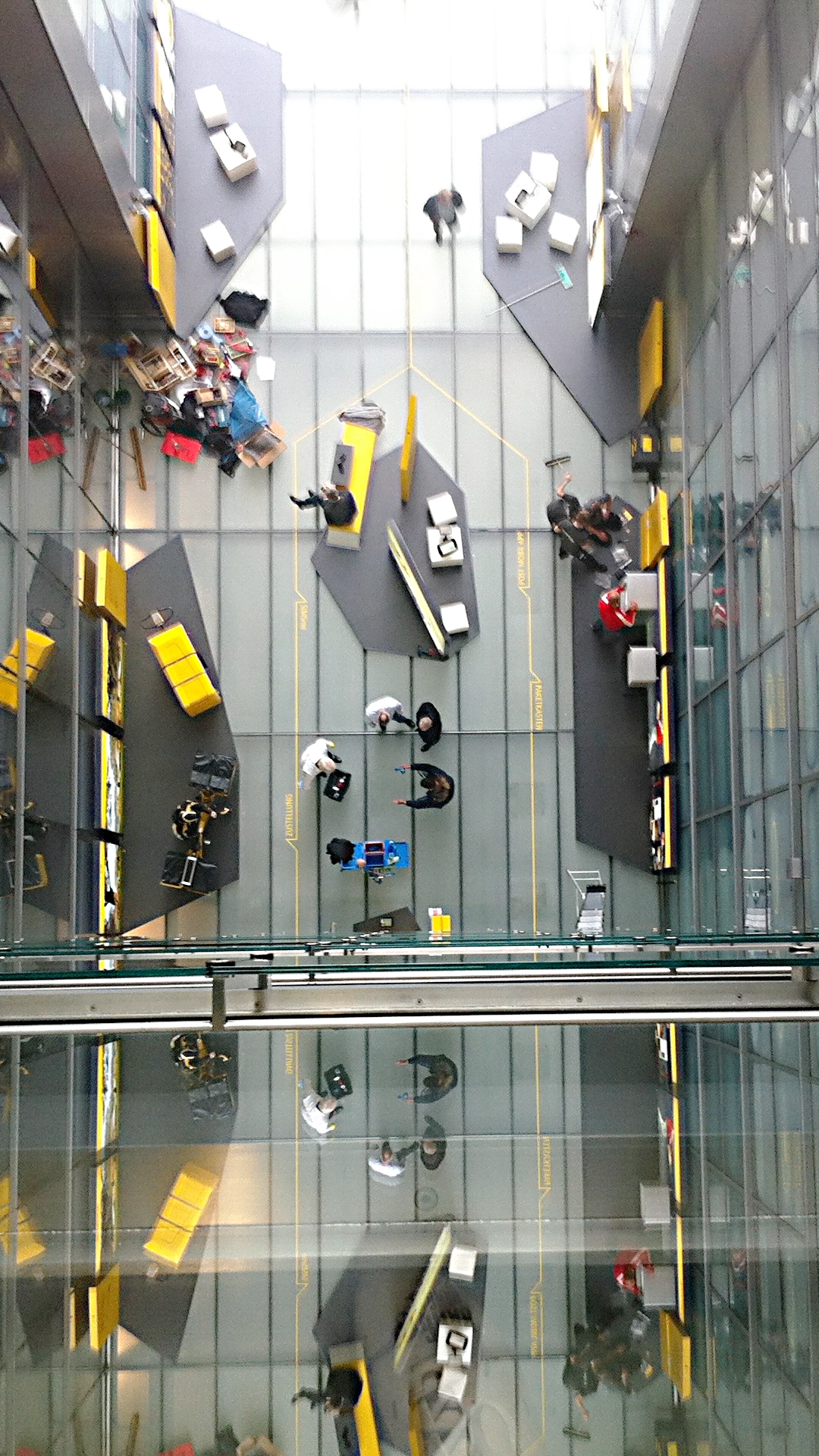 Blick von oben auf die Ausstellungskonzeption für die Ausstellung Level 3.0 im Deutsche Post DHL Tower in Bonn