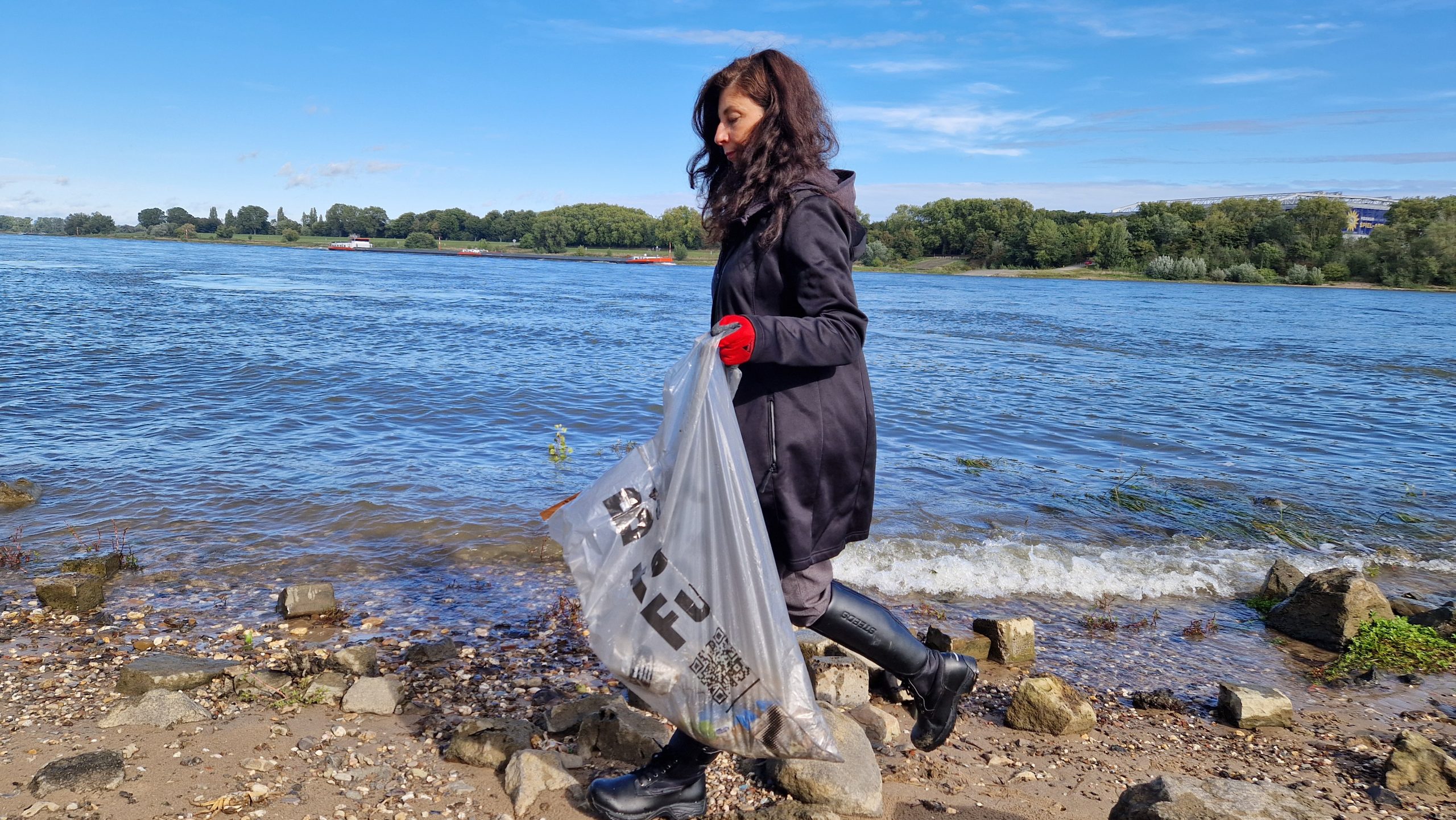 R211 team collects garbage at the Rhine Clean-up