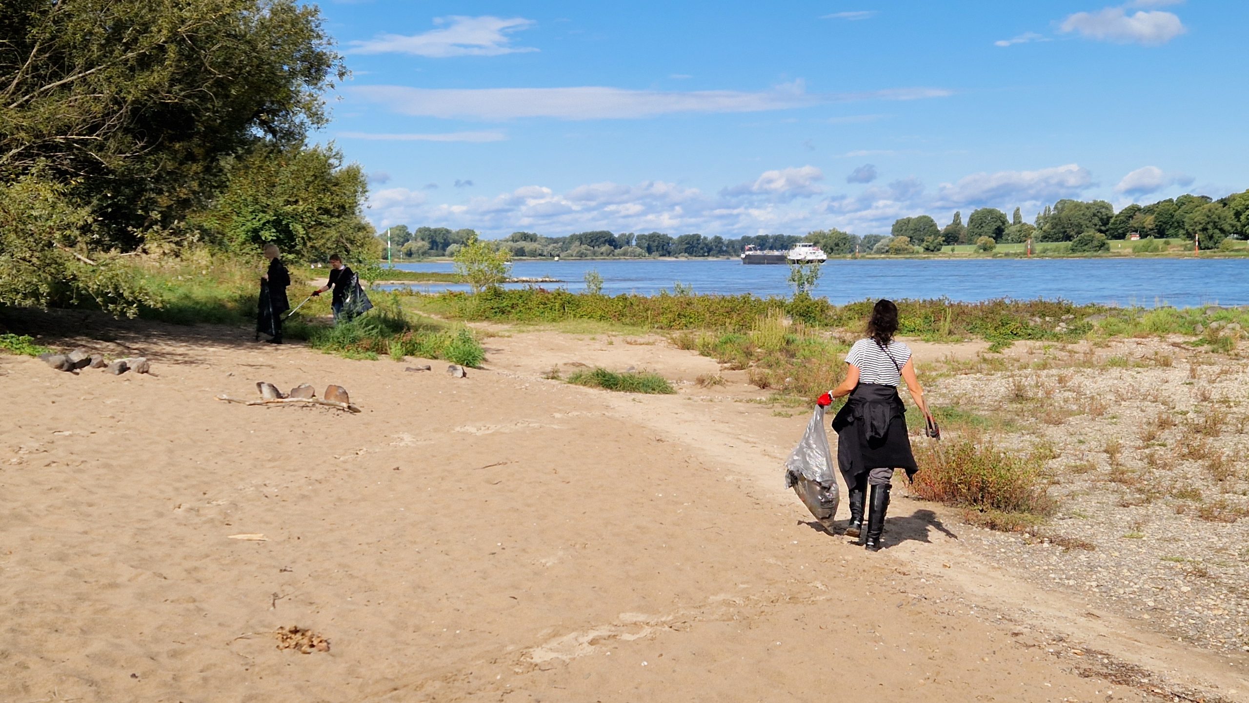 R211 team collects garbage at the Rhine Clean-up