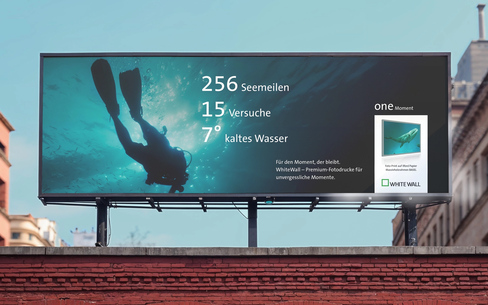 Großflächenplakat der Whitewall Kampagne One Moment zeigt einen Taucher unter Wasser im Moment vor der Begegnung mit dem Wal