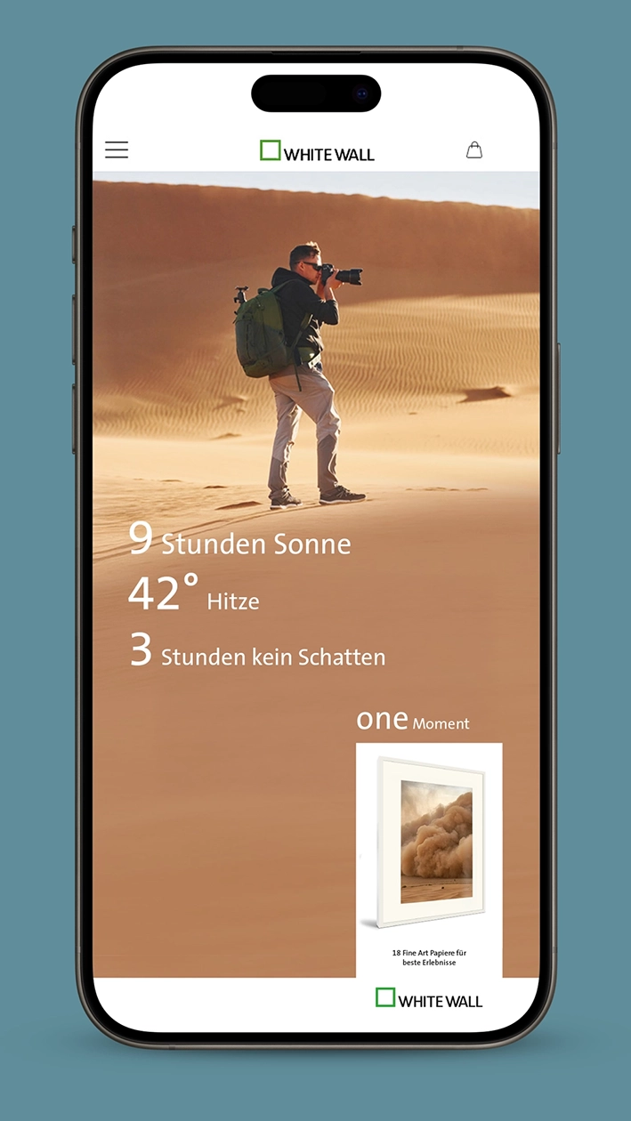 Fotograf in der Wüste kurz bevor er den heraufziehenden Sturm festhält, Motiv der Whitewall Kampagne One Moment